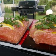 Zarter Fisch mit frischen Kräutern und Zitronen.